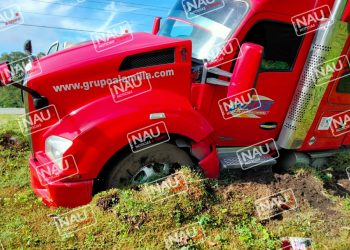 Tráiler se salió de la carretera.