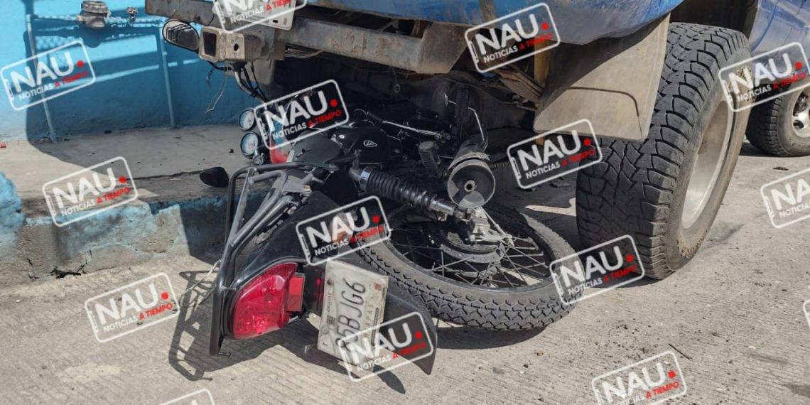 Se le fueron los frenos e impacto una moto de reversa.
