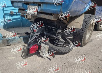 Se le fueron los frenos e impacto una moto de reversa.