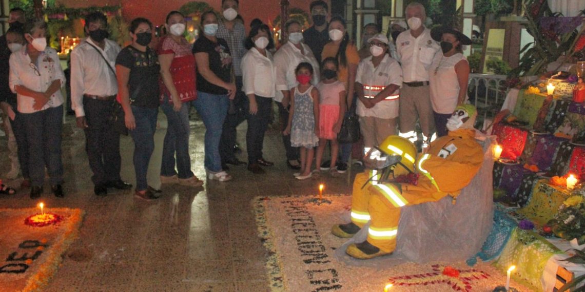 Exposición de Altares de Muertos permite conservar las tradiciones de Tuxtla Chico: Población.
