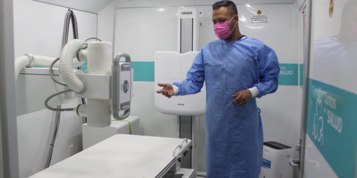 Continúa con éxito la Caravana de la Salud, llega al parque central de Tuxtla Chico