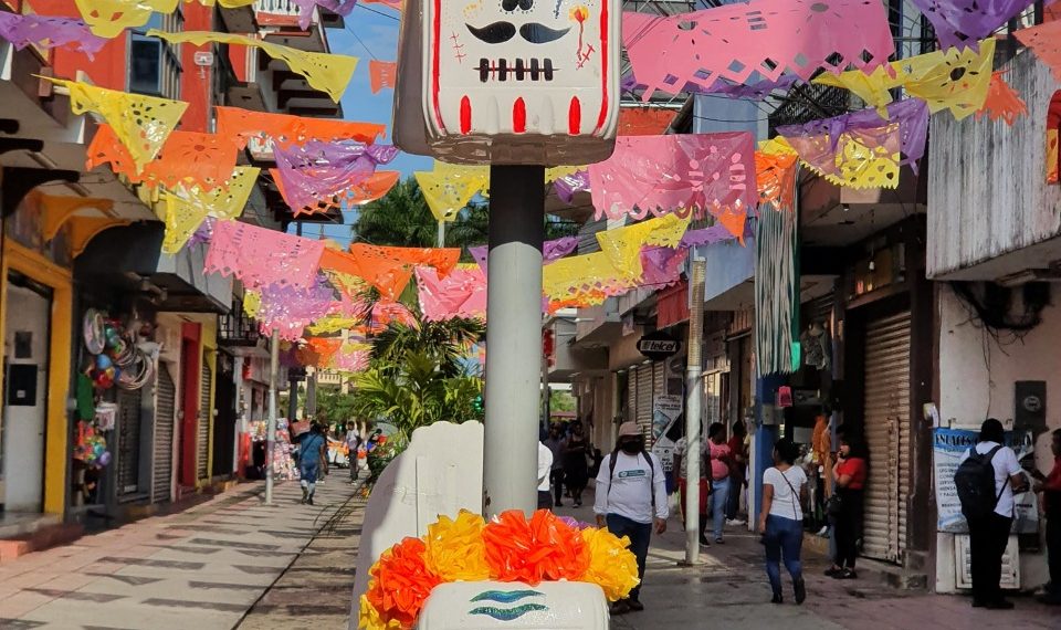 SANITIZAN Y ADORNAN EL SENDERO PEATONAL DEL CENTRO DE TAPACHULA