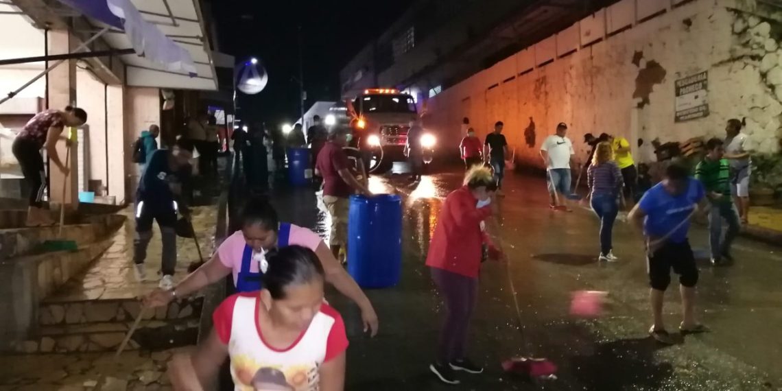 SANITIZAN CALLES ALEDAÑAS A MERCADOS SEBASTIÁN ESCOBAR Y CINCO DE MAYO