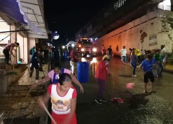 SANITIZAN CALLES ALEDAÑAS A MERCADOS SEBASTIÁN ESCOBAR Y CINCO DE MAYO