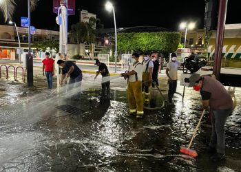 SE REALIZA SANITIZACIÓN DEL SENDERO PEATONAL