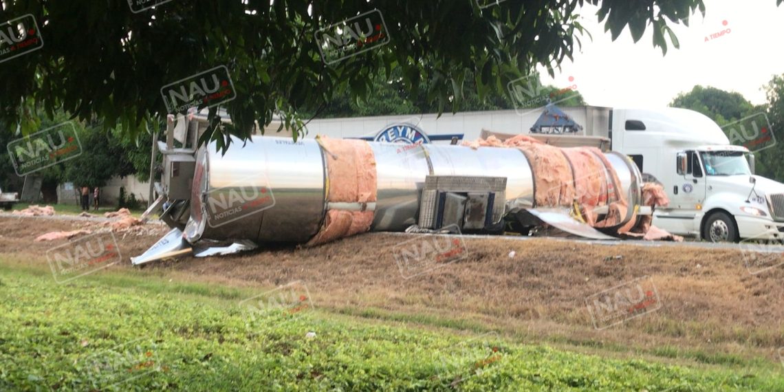 Vuelca pipa de aceite en Acacoyagua