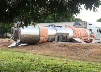 Vuelca pipa de aceite en Acacoyagua