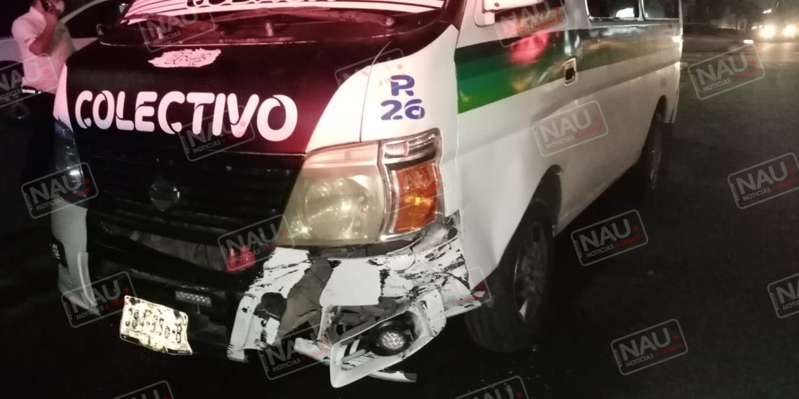 Choca vehículo con combi de pasaje, deja solo daños