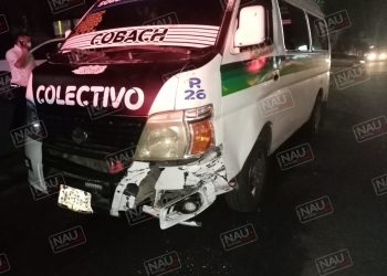 Choca vehículo con combi de pasaje, deja solo daños