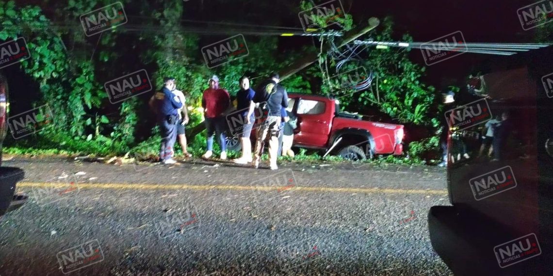 Cae árbol encima de un Carro en Cacahoatán