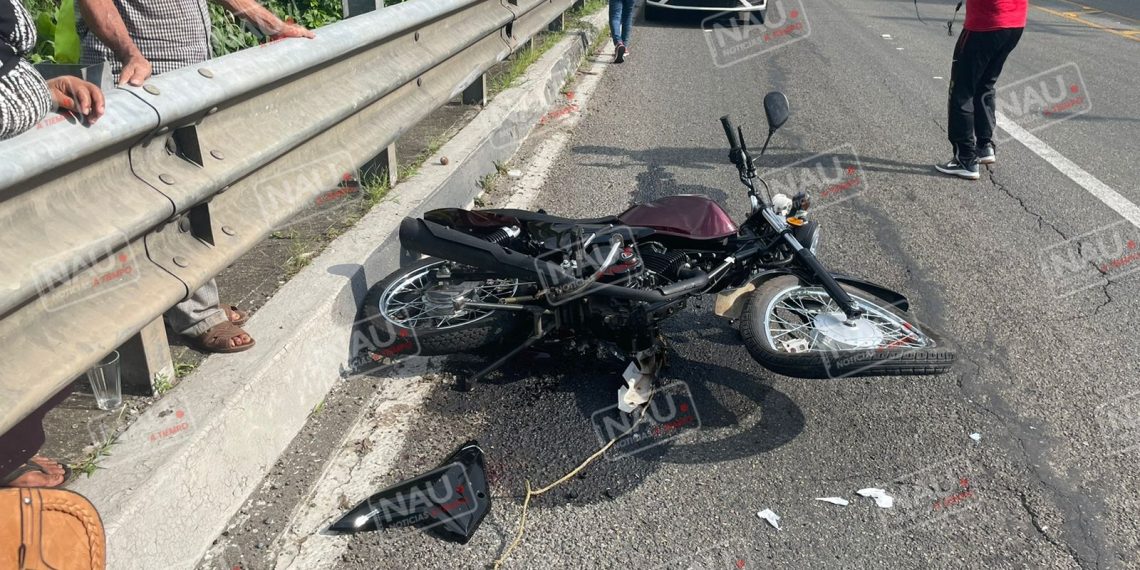 Pareja que viajaba en motocicleta resultó con lesiones