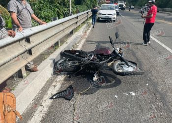 Pareja que viajaba en motocicleta resultó con lesiones