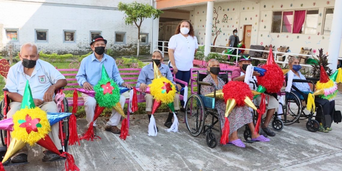 ABUELOS DEL CENTRO DE ASISTENCIA SOCIAL DEL DIF TAPACHULA ELABORAN PIÑATAS