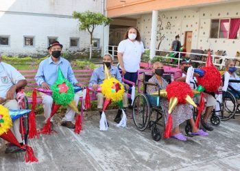 ABUELOS DEL CENTRO DE ASISTENCIA SOCIAL DEL DIF TAPACHULA ELABORAN PIÑATAS