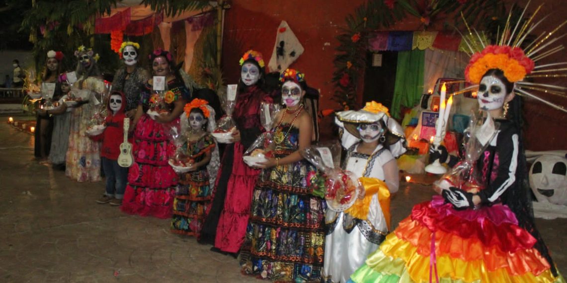 Se adorna el parque central Miguel Hidalgo de Tuxtla Chico con el desfile de Catrinas y Catrines