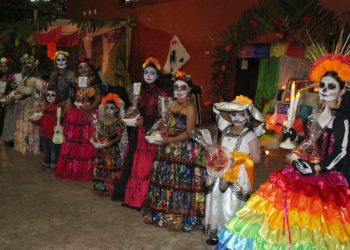 Se adorna el parque central Miguel Hidalgo de Tuxtla Chico con el desfile de Catrinas y Catrines