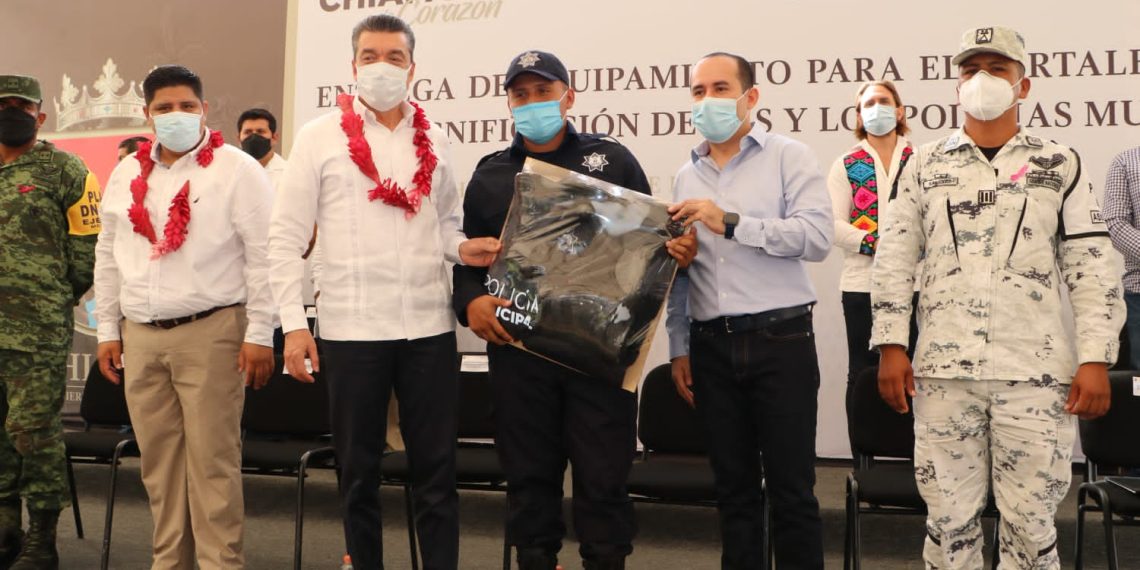 Rutilio Escandón entrega patrullas y uniformes a policías de las regiones Maya y Tulijá Tseltal Chol