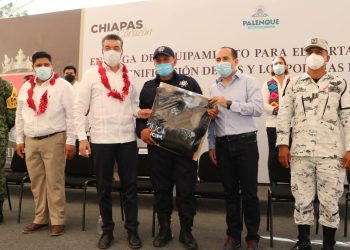 Rutilio Escandón entrega patrullas y uniformes a policías de las regiones Maya y Tulijá Tseltal Chol