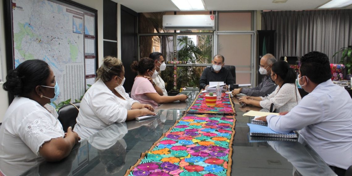 Entrega Julio Gamboa ante el Director General del INIFECH expedientes de escuelas afectadas