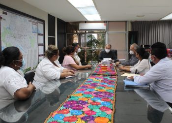 Entrega Julio Gamboa ante el Director General del INIFECH expedientes de escuelas afectadas