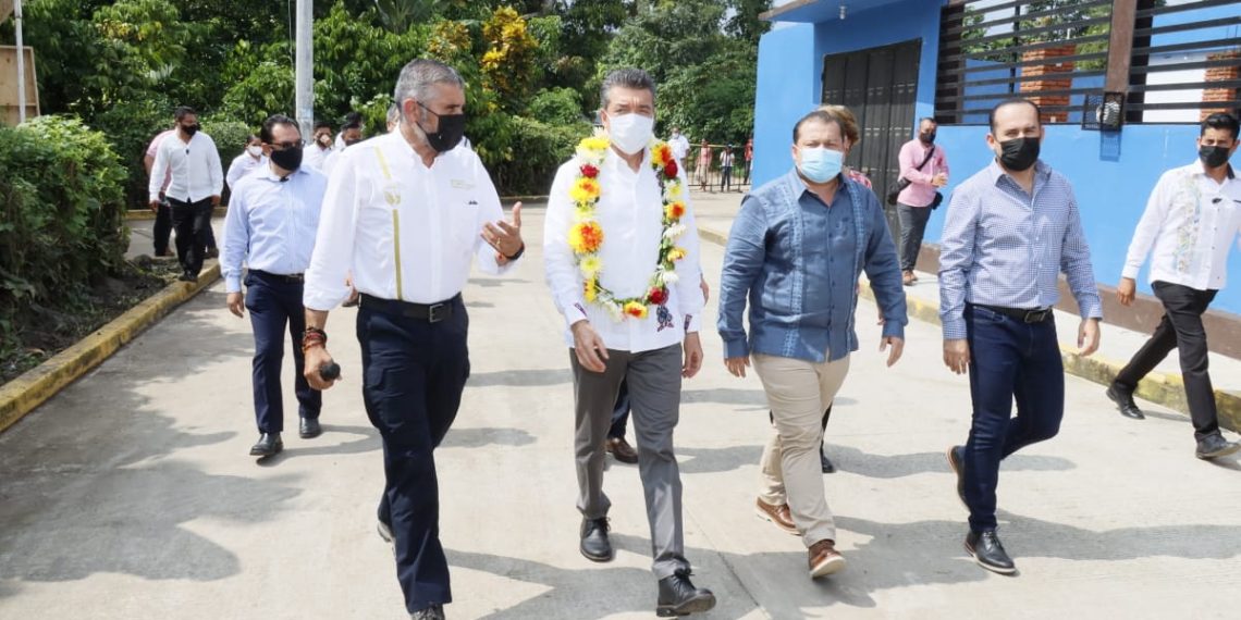 Rutilio Escandón beneficia a Cacahoatán con huertos y producción de traspatio, electrificación y equipos a policías