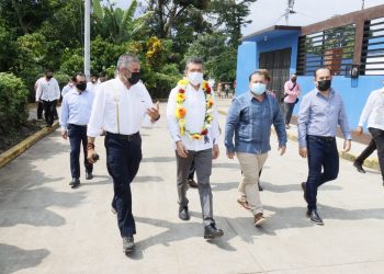 Rutilio Escandón beneficia a Cacahoatán con huertos y producción de traspatio, electrificación y equipos a policías