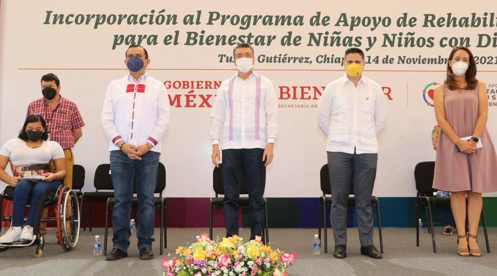 Rutilio Escandón encabeza entrega de vales para beneficiar con rehabilitación a niñas y niños con discapacidad