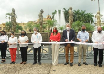 AYUNTAMIENTO Y UNICEF DEVELAN ESCULTURA “EL RUIDO GENERADO POR EL CHOQUE DE LOS CUERPOS”