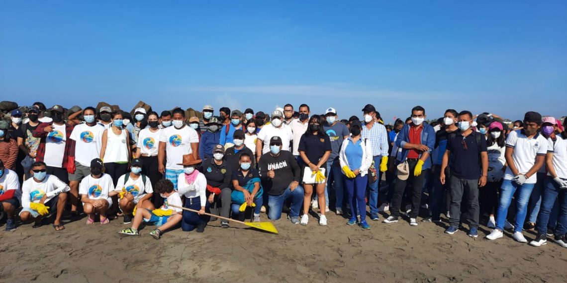 REALIZA EL AYUNTAMIENTO DE TAPACHULA LIMPIEZA DE PLAYAS EN PUERTO MADERO