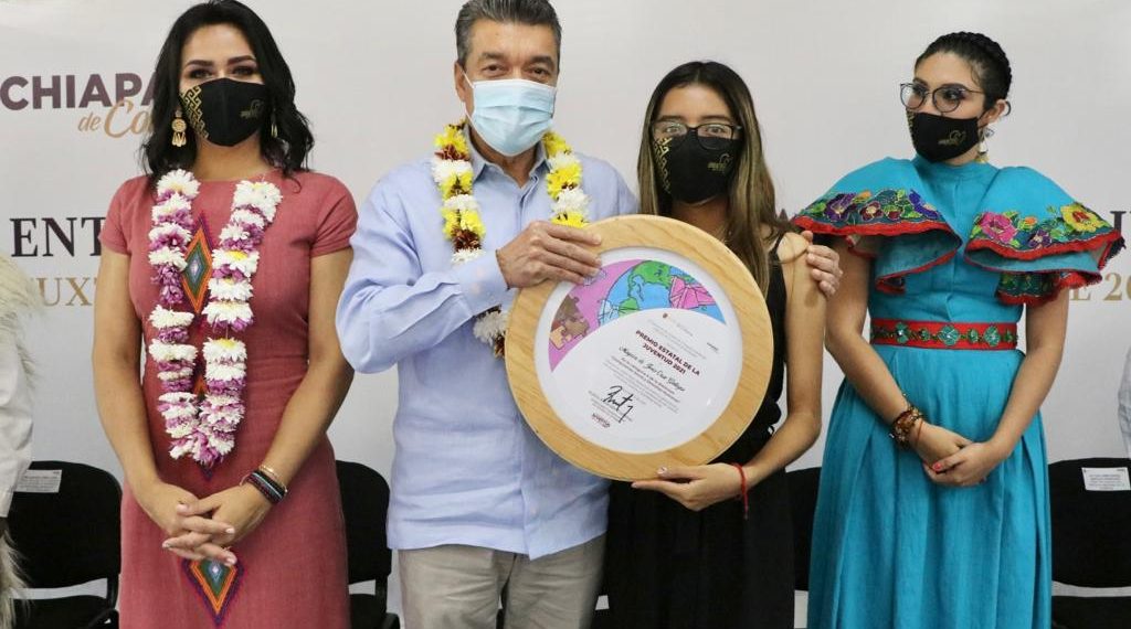 Rutilio Escandón entrega el Premio Estatal de la Juventud Chiapas 2021