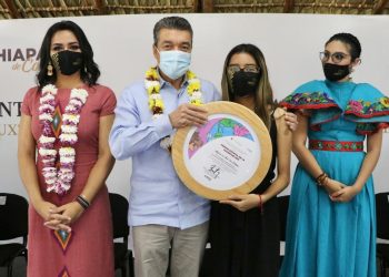 Rutilio Escandón entrega el Premio Estatal de la Juventud Chiapas 2021