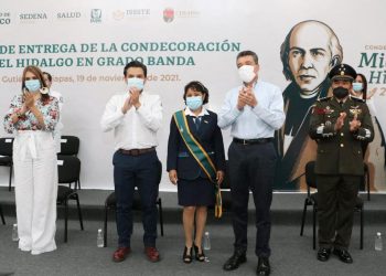 Rutilio Escandón y Zoé Robledo entregan Condecoración Miguel Hidalgo en Grado Banda a personal de salud
