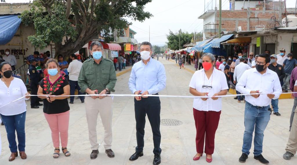 En Tuxtla Gutiérrez, Rutilio Escandón entrega obras de pavimentación de calles