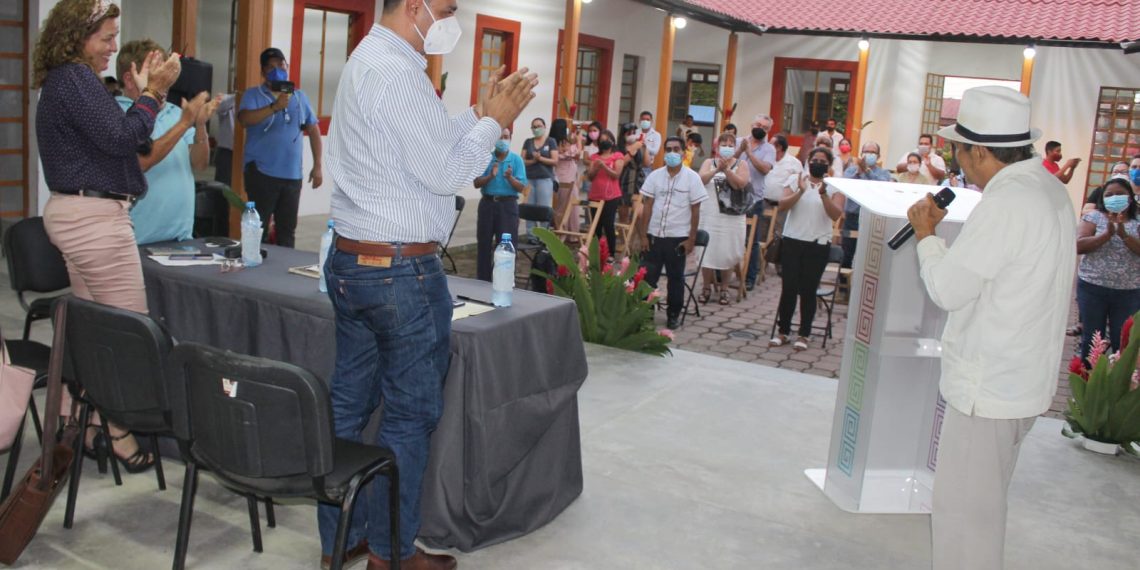 Julio Gamboa impulsa el talento de los escritores tuxtlachiquenses