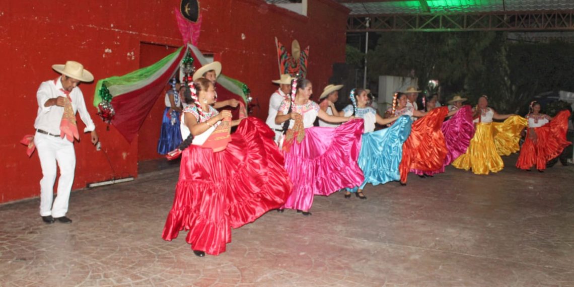 Tradición, color y cultura en la “Noche Revolucionaria” en Tuxtla Chico”