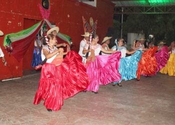 Tradición, color y cultura en la “Noche Revolucionaria” en Tuxtla Chico”