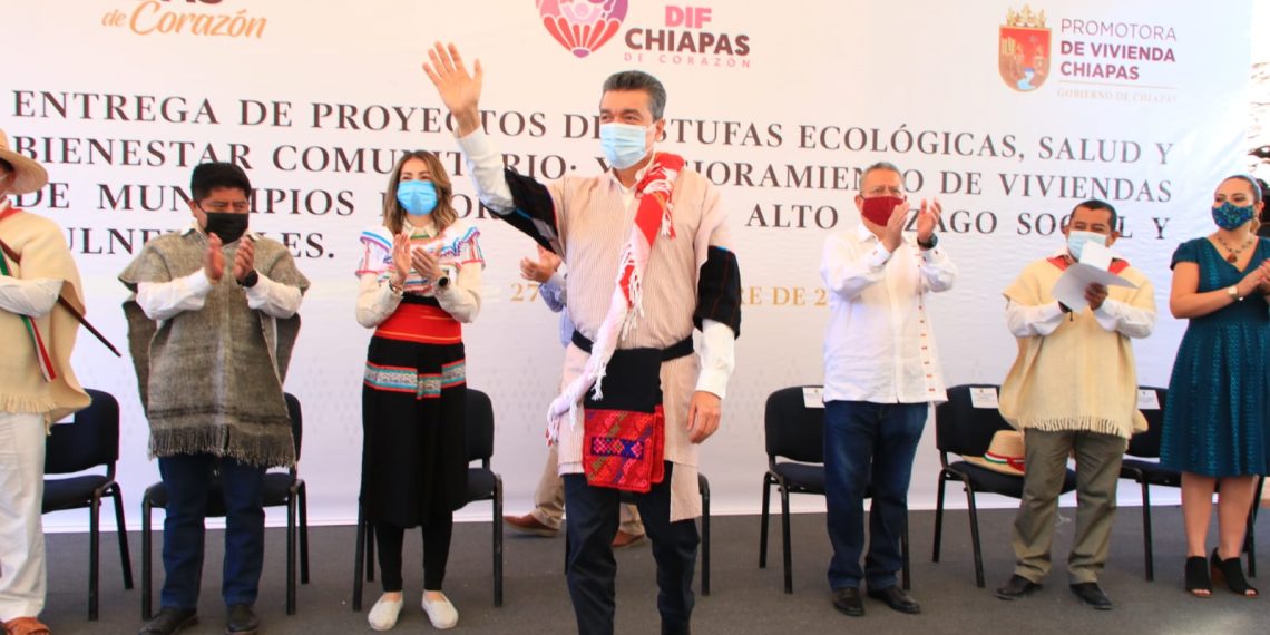 Rutilio Escandón entrega estufas ecológicas y apoyos para la salud, bienestar y mejoramiento de viviendas