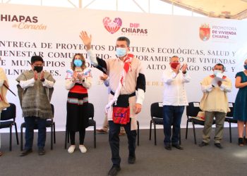 Rutilio Escandón entrega estufas ecológicas y apoyos para la salud, bienestar y mejoramiento de viviendas