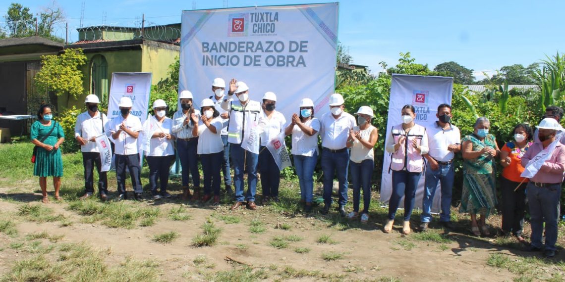 Con Julio Gamboa, llega el cambio a Tuxtla Chico, da banderazo a construcción de pavimentación en la colonia Santa Elena
