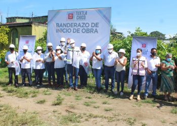 Con Julio Gamboa, llega el cambio a Tuxtla Chico, da banderazo a construcción de pavimentación en la colonia Santa Elena