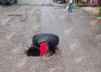 Socavón preocupa a los habitantes de la Colonia Xochimilco.