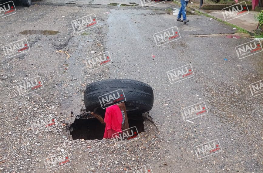 Socavón preocupa a los habitantes de la Colonia Xochimilco.