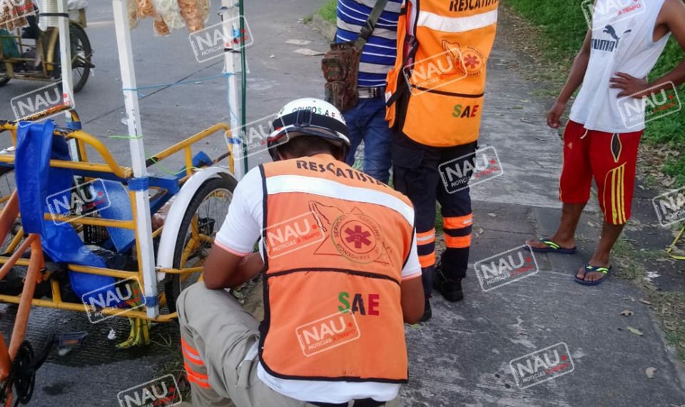 Vendedor de raspados resultó con lesiones leves.