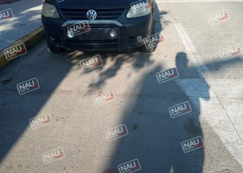 Choque de motocicleta y vehículo deja solo daños.