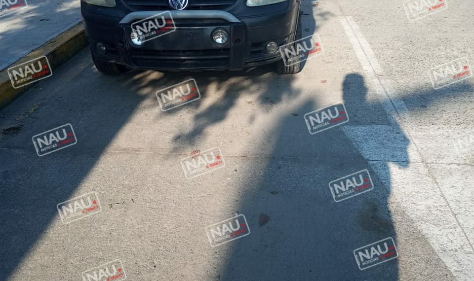 Choque de motocicleta y vehículo deja solo daños.