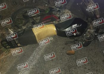 Muere motociclista al ser embestido por vehículo no identificado.