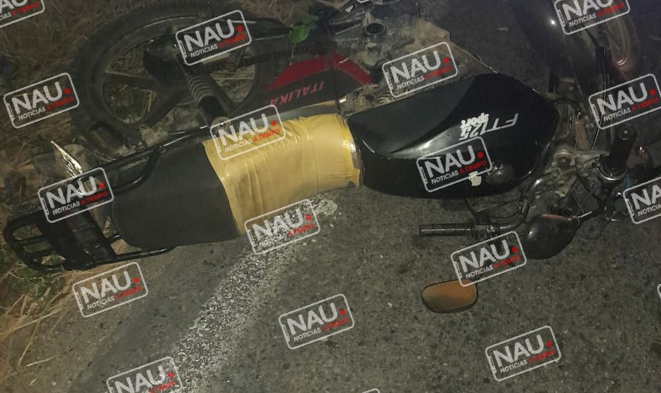 Muere motociclista al ser embestido por vehículo no identificado.