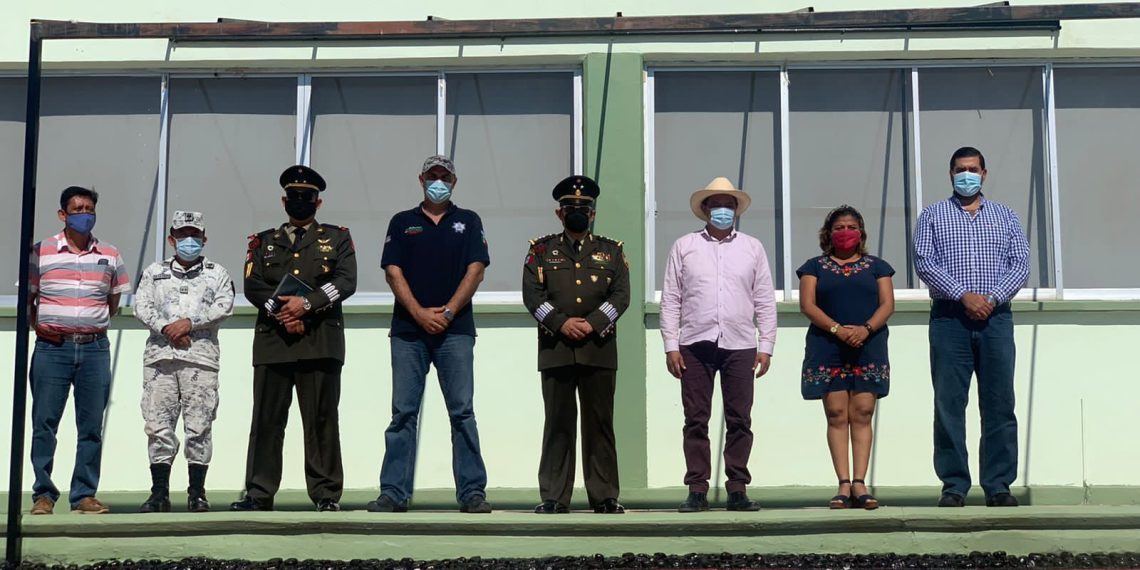 En representación del Presidente Municipal Carlos Eduardo Salazar Gam; el Secretario de Seguridad Pública y Protección Ciudadana Municipal; Lic. José Alberto de la Higuera Quiyono acudió a la ceremonia de toma de posesión del cargo y protesta de bandera del C. Teniente Coronel de Infantería D.E.M JOSÉ MARTIN DEL ÁNGEL GOMZALEZ comandante interino del 61/o Batallón de infantería en el municipio se Tonalá Chiapas