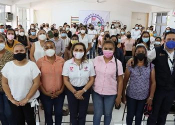 Toma protesta voluntariado del DIF Tuxtla Chico. Karla de Gamboa reconoció la voluntad y solidaridad de las damas del voluntariado.