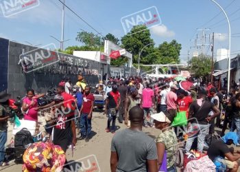 Migrantes protagonizan zafarrancho en oficinas del INM.